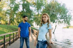 casal apaixonado em um encontro no parque foto