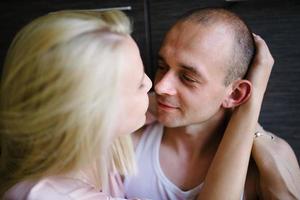 beijo de casal sensual. Eu amo Você. Casal apaixonado. romântico e amoroso. relacionamento íntimo e relações sexuais. homem dominante. closeup bocas beijando. paixão e toque sensual foto