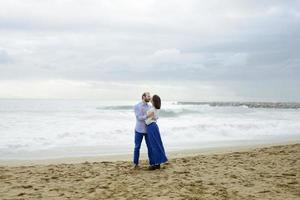 um casal apaixonado, homem e mulher aproveitando as férias de verão em uma praia paradisíaca tropical com água do mar claro e cênica foto