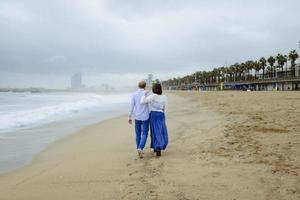 um casal apaixonado, homem e mulher aproveitando as férias de verão em uma praia paradisíaca tropical com água do mar claro e cênica foto