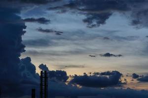 nuvens de tempestade azuis escuras sobre a cidade na estação chuvosa foto