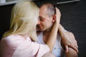 beijo de casal sensual. Eu amo Você. Casal apaixonado. romântico e amoroso. relacionamento íntimo e relações sexuais. homem dominante. closeup bocas beijando. paixão e toque sensual foto