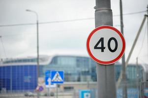 um sinal de limite de velocidade a 40 quilômetros por hora em frente ao aeroporto. foto