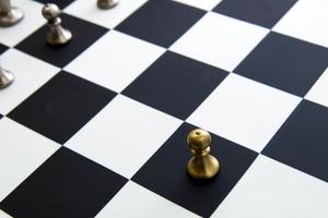 jogo de xadrez - peão sozinho na frente no tabuleiro de xadrez
