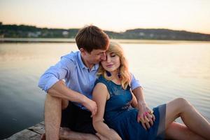 homem e mulher no cais perto do lago. foto