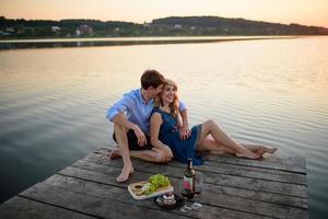 homem e mulher no cais perto do lago. foto