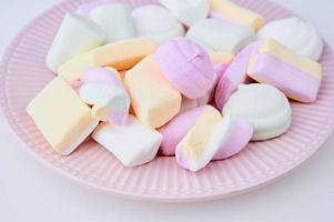 prato rosa com diferentes marshmallows de cor pastel foto