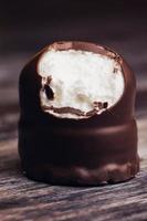 um marshmallow coberto de chocolate foto