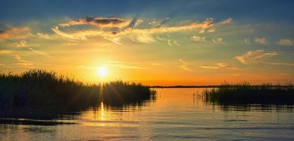 pôr do sol sobre o lago chiemsee, baviera foto