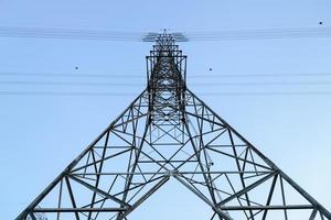 torre de alta tensão, linhas de transmissão de eletricidade foto