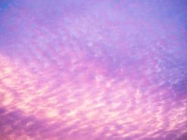 céu noturno com nuvens cor de rosa foto