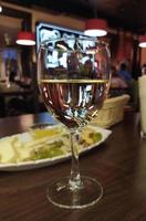 um copo de vinho no fundo de um bar elegante foto