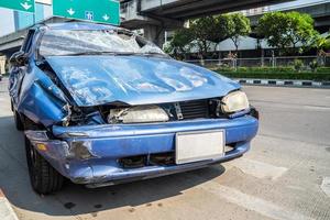 acidente de carro na estrada, automóveis danificados após colisão na cidade foto