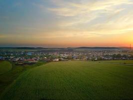 uma visão panorâmica de um drone da paisagem rural. campos agrícolas, aldeias e bosques. foto