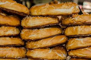 pretzels empilhados em um mercado de agricultores