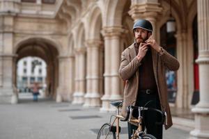 hipster colocando um capacete. transporte de bicicleta de segurança foto