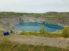grande lago azul profundo onde o amianto foi extraído no Canadá foto