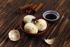 ovos de chá chinês, cha ye dan, ovos cozidos de chá preto em especiarias foto