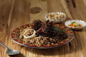 arroz nasi kebuli kabuli, pilaf árabe ou indiano com costelas de boi ou cordeiro foto