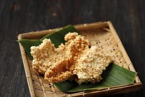 intip nasi ou crosta de arroz, lanche indonésio popular foto