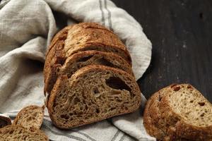 pão de fermento tradicional cortado em fatias em um fundo de madeira rústica foto