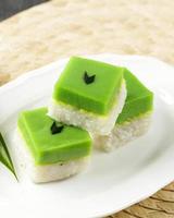 talam ketan ou kuih seri muka, sobremesa de duas camadas com arroz glutinoso cozido no vapor na parte inferior e bolo de creme verde foto