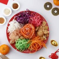 yu sheng lo hei ye cantou prosperidade tost, salada de peixe cru para o ano novo chinês foto