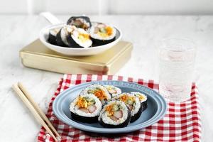 kimbob de gimbap de rolo coreano ou kimbap feito de bap de arroz branco cozido no vapor foto