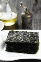 alga estilo coreano, nori laver assado, pronto para comer.