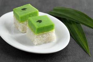 talam ketan - bolo de arroz glutinoso com pudim de pandan por cima foto