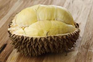 durian o rei das frutas, frutas douradas, frutas tropicais amarelas. frutas tropicais populares na ásia, especialmente na tailândia, malásia, cingapura e indonésia foto