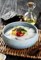tteokguk, sopa tradicional coreana feita de bolo de arroz fatiado e caldo, servido no dia de seollal ou festival de ano novo foto