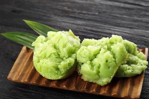 carabikang ou bikang, comida tradicional indonésia feita de farinha de arroz, corante alimentar, açúcar e leite de coco, em forma de flor. foto