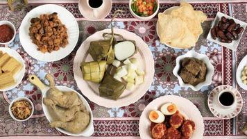 Ketupat Lebaran. prato comemorativo tradicional de bolo de arroz ou ketupat com vários acompanhamentos foto