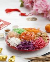 exibição deliciosa e colorida da culinária chinesa da prosperidade, yee cantou ou lance da prosperidade. foto