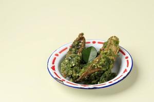 frite o atum com pimentão verde tongkol cabe ijo, receita de comida diária indonésia. servido em prato de esmalte foto