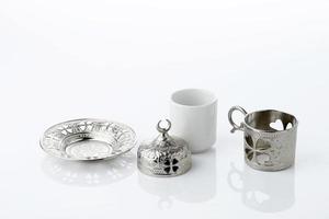 xícara de café turco de quatro peças, isolada em branco foto