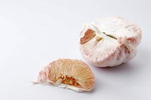 Jeruk bali, toranja pomelo balinesa isolada no branco. foto