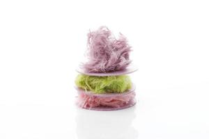 rosa rambut nenek ou algodão doce arumanis com biscoitos, isolados em branco foto