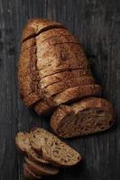 pão de fermento fatiado na mesa rústica de madeira foto