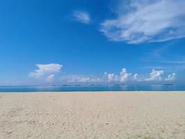 céu claro com praia tropical na tailândia foto