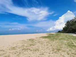 céu claro com praia tropical na tailândia foto