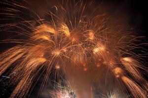 fogos de artifício no rio no céu escuro foto