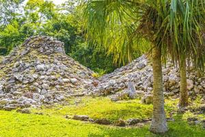 antigo local maia com templo ruínas pirâmides artefatos muyil méxico. foto