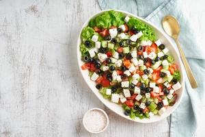 salada grega horiatiki com queijo feta, comida mediterrânea vegetariana, dieta de baixas calorias foto