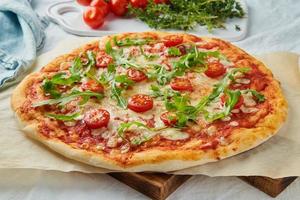 massa de pizza caseira italiana rústica margherita coberta com molho de pizza foto