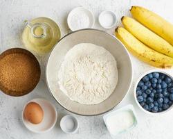 ingredientes para pão de banana. receita passo a passo. passo 1. banana, farinha, ovo, óleo, açúcar. foto