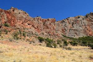 rochas amarelas e vermelhas, montanhas, canyon no cáucaso na armênia foto