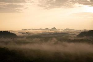 paisagem nebulosa nas montanhas. foto