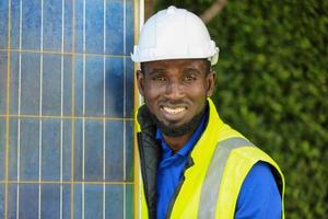 painéis solares em uma encosta do país em um dia ensolarado fornecendo fonte de energia renovável sustentável para a alternativa dos moradores locais foto